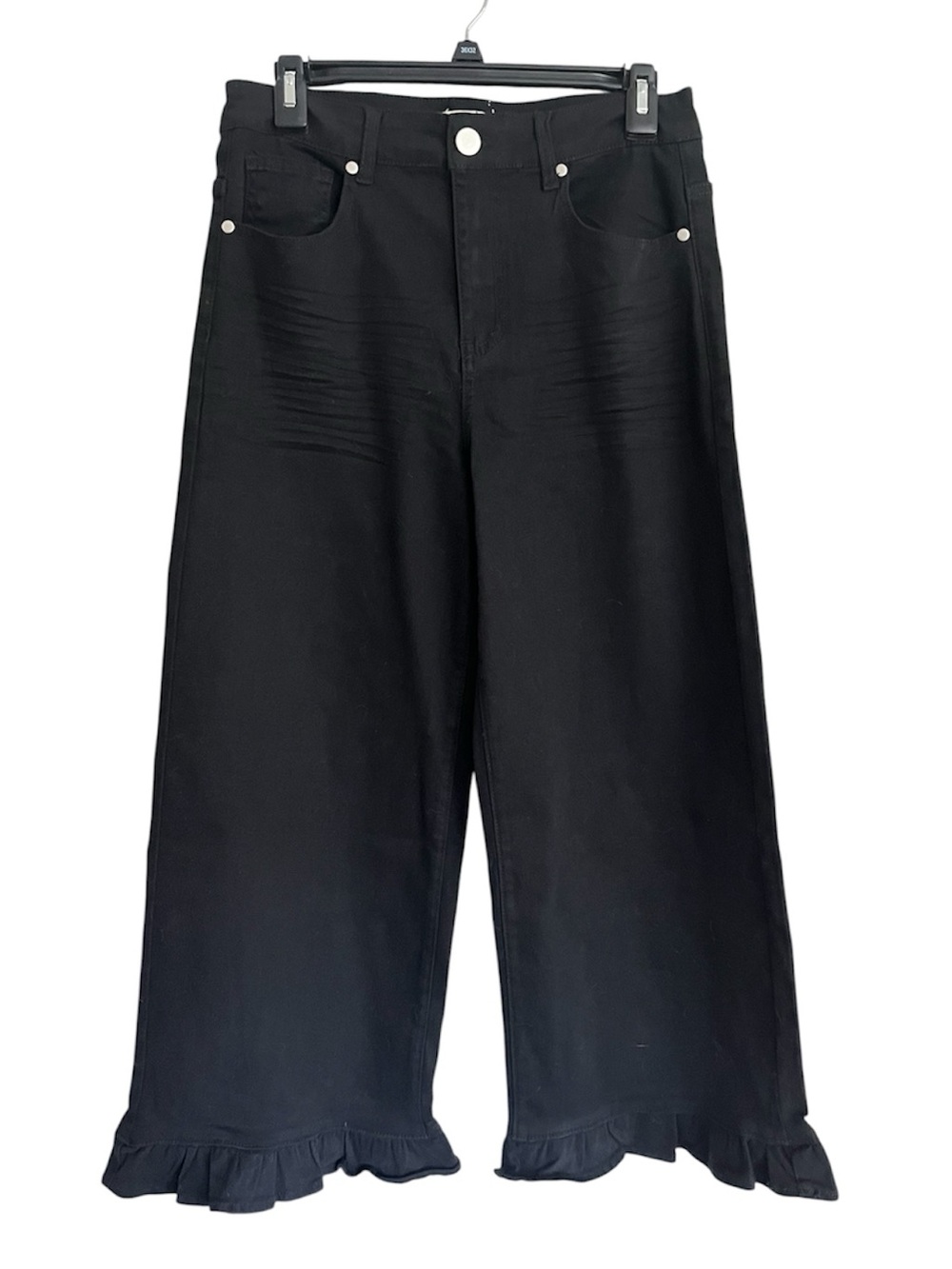 EASEL- Cropped Ruffle Hem Pants in BLACK.  Adorable BOHO Style. NWT SIZE MEDIUM.
